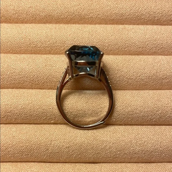Elegant Blue Topaz Silver Ring - Picture 5 of 5